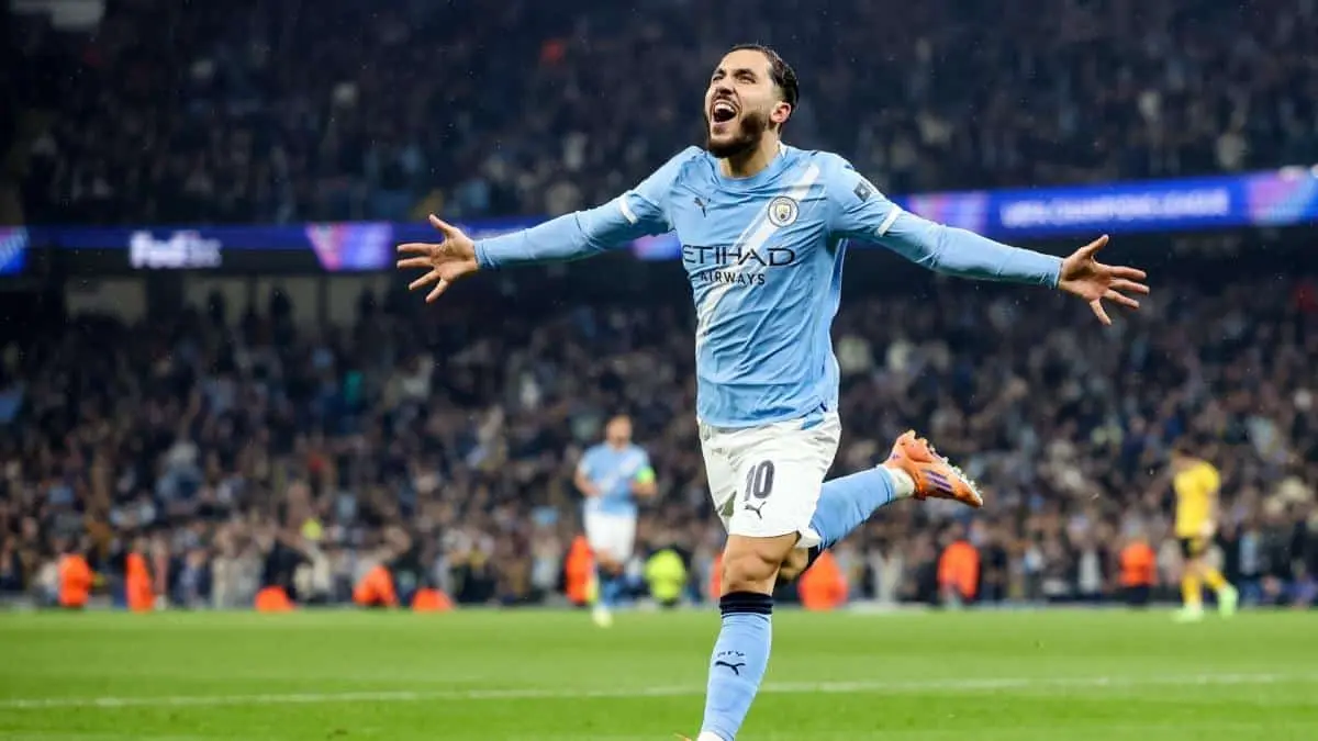 DUEL LINI TENGAH: Gelandang serang Manchester City Rayan Cherki dan gelandang Crystal Palace asal Jepang, Daichi Kamada, bakal beradu kreativitas di Selhurst Park, London, dini hari nanti (29/8). (frenchfootballweekly)