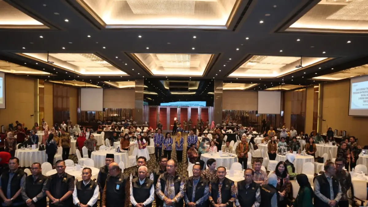 Wali Kota Tebingtinggi H. Iman Irdian Saragih bersama para peserta dan pejabat daerah berfoto bersama usai mengikuti Rapat Koordinasi Teknis dan Advokasi Pencegahan dan Percepatan Penurunan Stunting Regional Sumatera Tahun 2026 di Hotel Grand Mercure Medan, Kamis (27/8/2026). (Dok: Azan Purba/Sumut Pos)