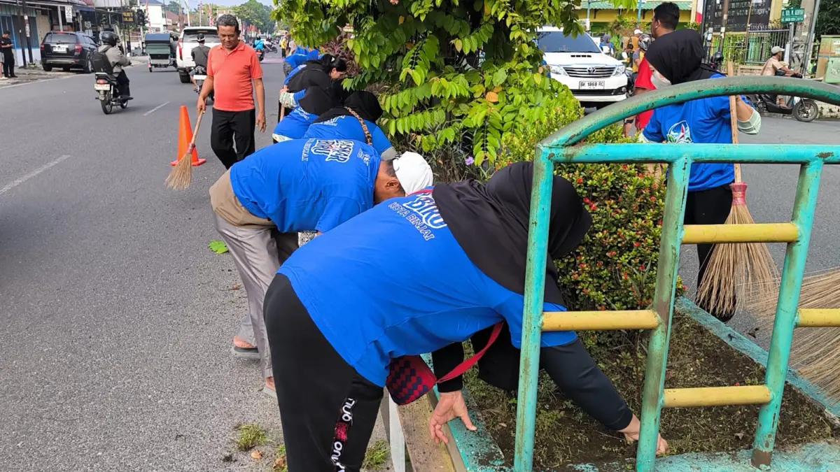 
Kader Partai Demokrat Binjai turun melakukan gotong royong di Binjai Kota. (Teddy Akbari/Sumut Pos)