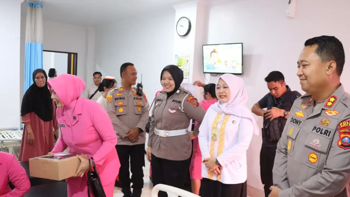 Kapolres Batu Bara AKBP Dony Satria Wicaksono, S.I.K., M.H., CPHR., CBA.  membesuk seorang anak korban luka bakar yang sedang menjalani perawatan di Rumah Sakit Umum Bidadari, Kabupaten Batu Bara, Kamis (27/8/2026). (Foto Humas Polres Batubara)