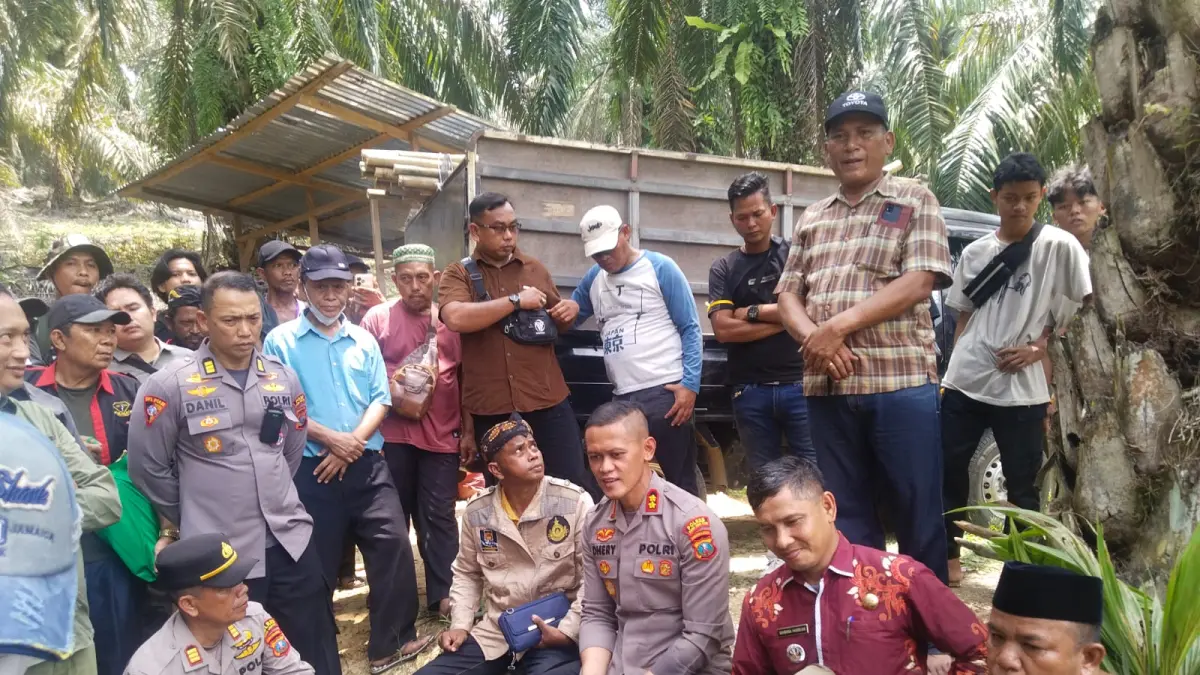 Kapolres Paluta AKBP Dhery Fajariandono, S.I.K.,M.H memimpin langsung pengamanan di lokasi Sengketa KPTAM dan PT SRL, Jumat 28 Agustus 2026. (Mitra Harahap/Sumut Pos)