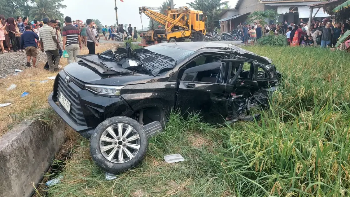 Kondisi  mobil avanza yang ringsek usai disambar kereta api di perlintasan tanpa plang, Sei Bamban. (Istimewa)