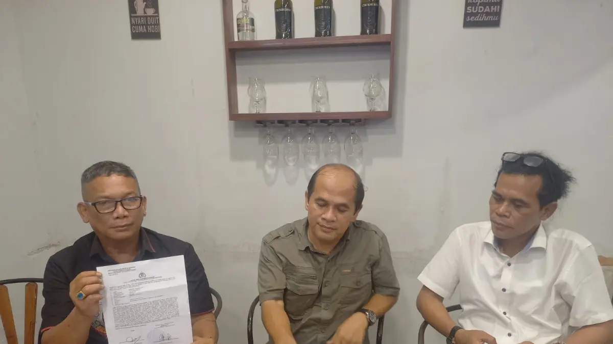Martupa Sidebang, S.T, (tengah,red) didampingi kuasas hukumnya Hans Silalahi, SH, MH bersama Ojahan Sinurat, SH memberikan penjelasan kepada sejumlah awak media pada acara komprensi press di Lubukpakam. (Batara/Sumut Pos)