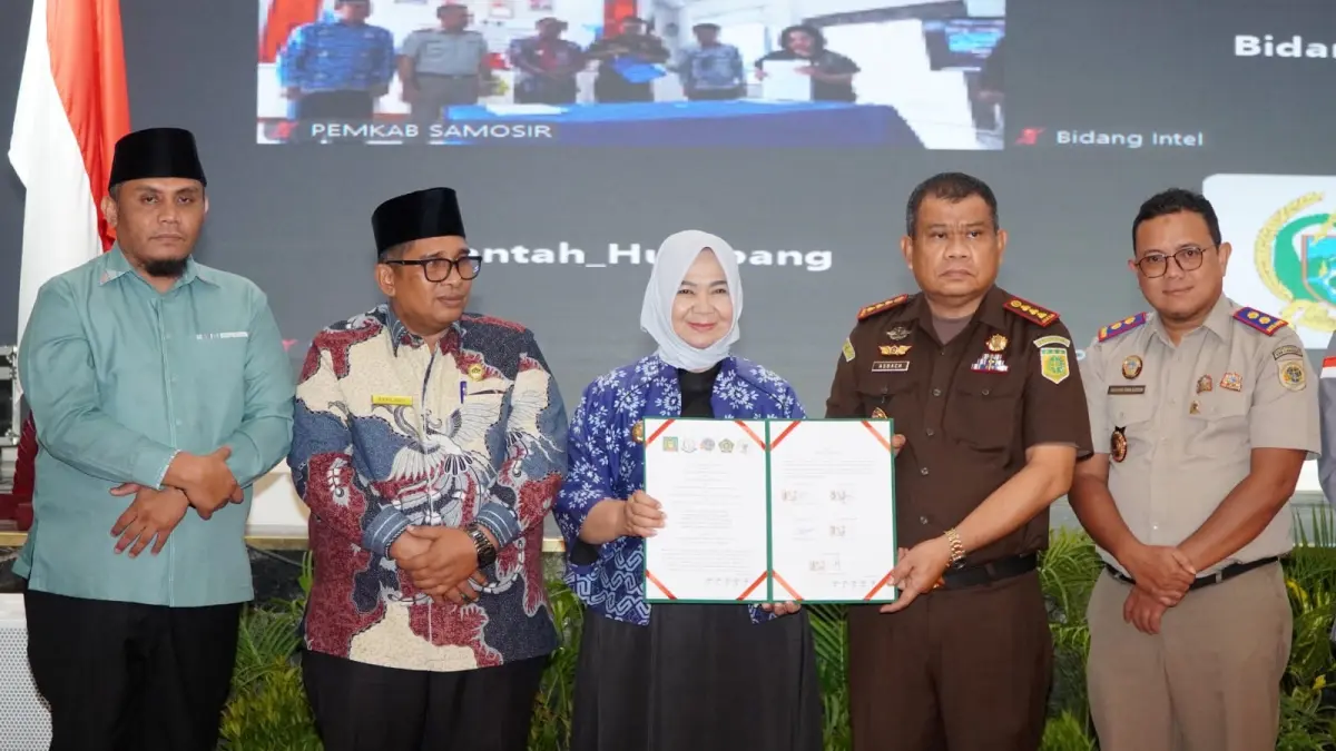 
Plt Bupati Langkat, Tiorita br Surbakti foto bersama sembari menunjukkan dokumen penandatanganan bersama dalam mempercepat sertifikasi tanah wakaf. (Diskominfo Langkat/Sumut Pos)