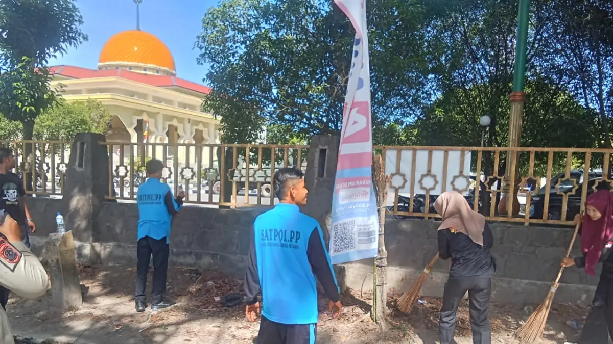  Satpol PP Paluta Jumat bersih di mesjid raya gunung tua, Jumat 28 Agustus 2026. (Mitra Harahap/Sumut Pos)