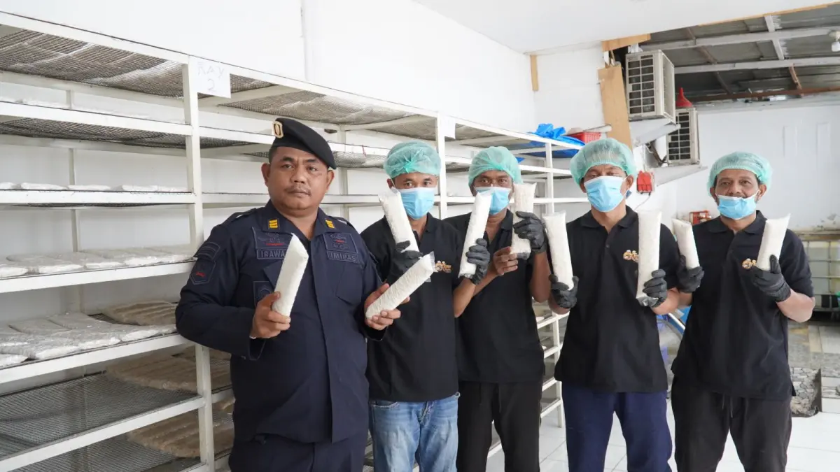 TEMPE: Warga binaan Rutan Medan menunjukkan tempe hasil produksi mereka. Dalam sebulan capai lima ton. (Dok: Rutan Medan)