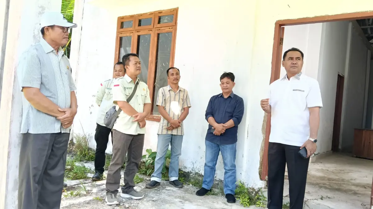 Wabup Nisel, Ir. Yusuf Nache, ST.,MM pada saat memantau kondisi kantor Camat Tanah Masa. Kamis, (27/8/2028). (Foto: Eriusman Duha/Sumut Pos)