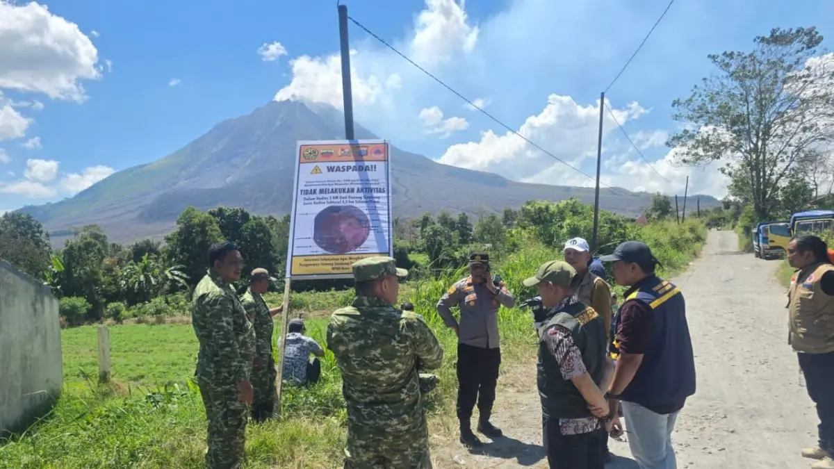 ZONA MERAH: Dandim 0205/TK memantau zona merah Gunung Sinabung. (Solideo/Sumut Pos)