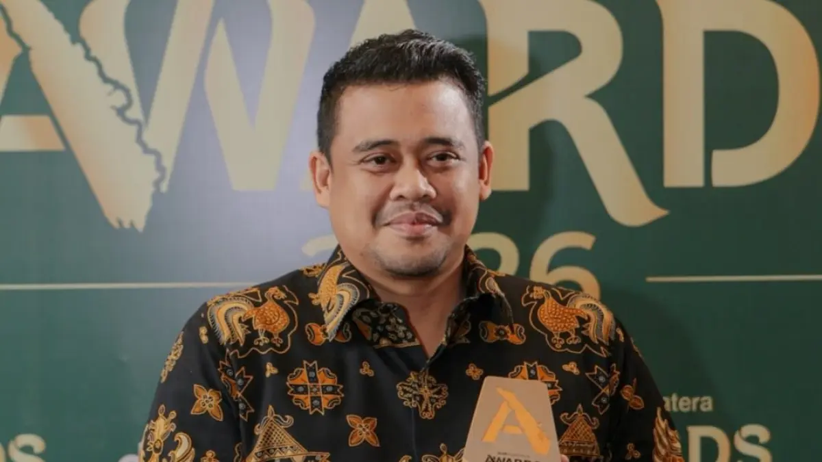 ANUGERAH: Gubernur Sumut Muhammad Bobby Afif Nasution menerima Anugerah Program Inovasi Pembangunan Terpuji Kategori Percepatan Layanan Dasar dan Pemerataan Pembangunan Daerah di Jakarta, Jumat (28/8/2026). (Dok: Diskominfo Sumut) 

