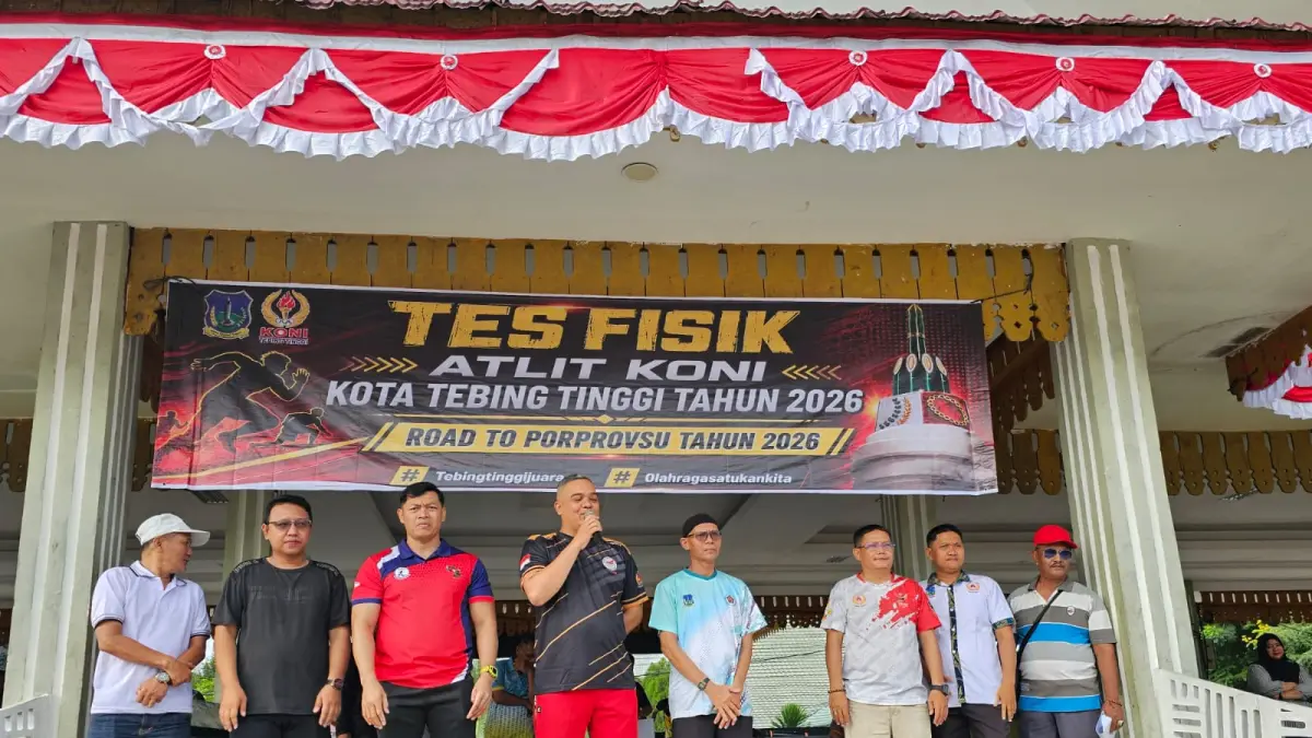BERSAMA: Ketua KONI Kota Tebing Tinggi Aulia Fitra bersama jajaran pengurus dan tim pelatih berfoto bersama usai pelaksanaan Tes Fisik Atlet KONI Kota Tebingt8inggi sebagai bagian dari persiapan menuju PORPROVSU 2026. (Dok: Azan Purba/Sumut Pos)