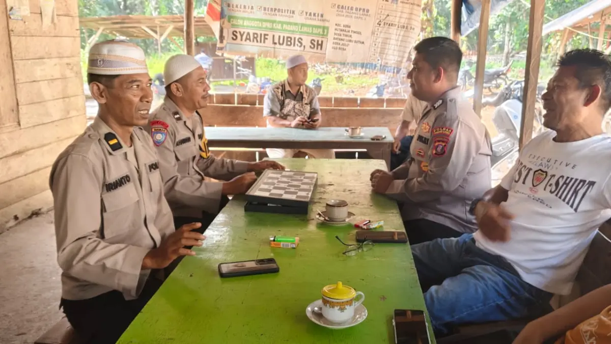 CURHAT: Personel Polsek Sosa Polres Padang Lawas serap Aspirasi warga desa Tanjung Botung lewat Jumat Curhat, Jumat 28 Agustus 2026. (Dok: warga)
