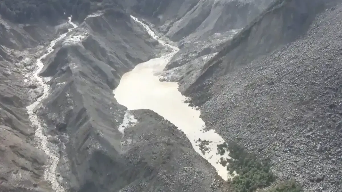 Danau baru terbentuk akibat banjir Nepal-Tibet. (CCTV).