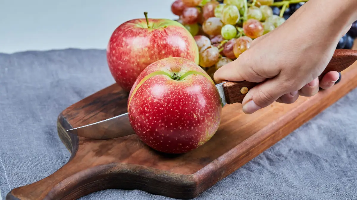 Apel Bisa Bikin Buah dan Sayur di Sekitarnya Cepat Rusak.(Freepik)