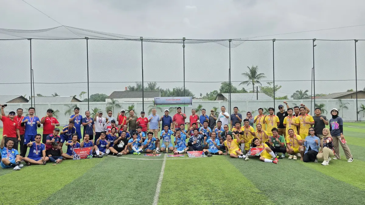 BERSAMA: Panitia dan peserta turnamen mini soccer foto bersama. Kegiatan ini diselenggarakan oleh DPD Serikat Pekerja PLN Unit Induk Distribusi Sumatera Utara. (Dok: Panitia Mini Soccer)