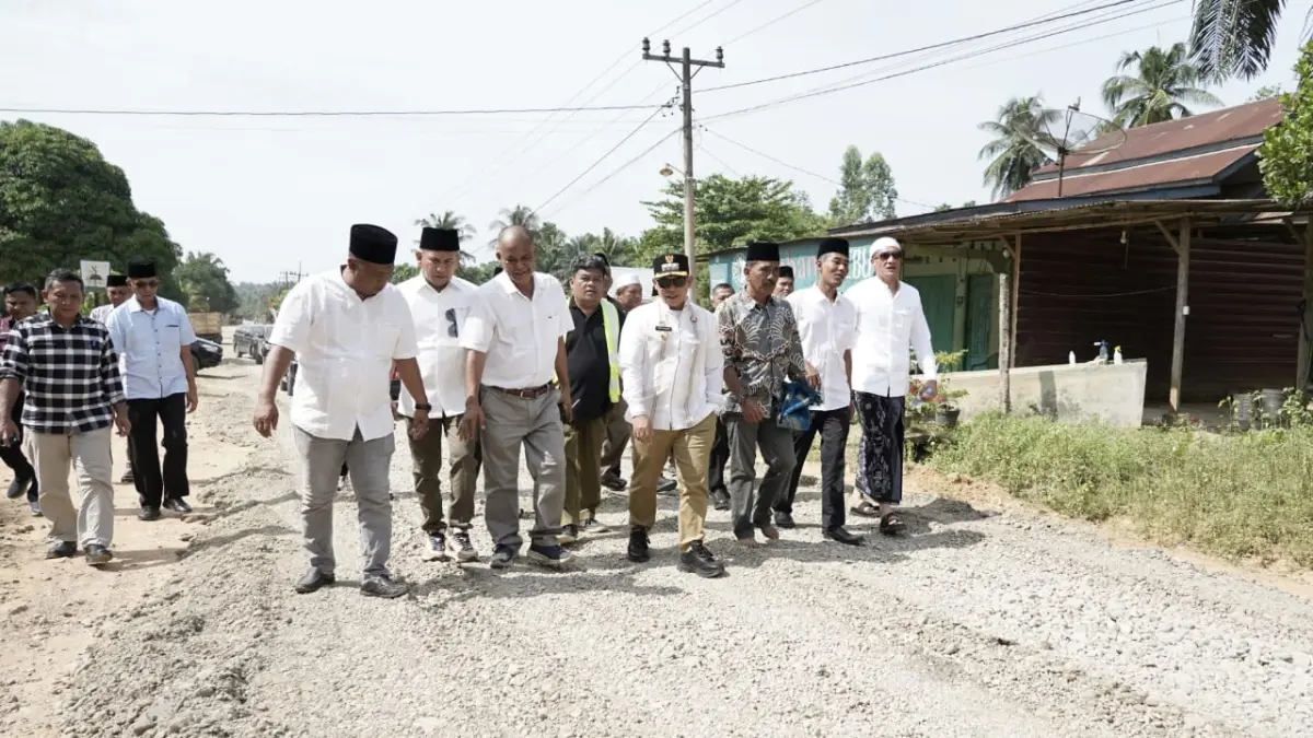 Bupati Padang Lawas Putra Mahkota Alam Hasibuan tinjau langsung pembangunan jalan Desa Ujung Batu 1. (Mitra Harahap/Sumut Pos)