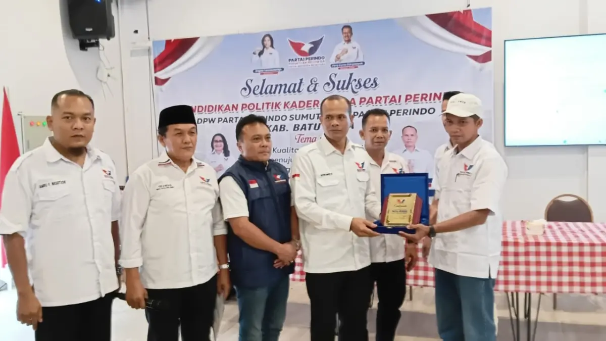 Ketua I DPW Perindo Sumut Iskandar S.Sos bersama Ketua DPD Perindo Batubara Alpon Sirait ST.saat menyerahkan Penghargaan bagi kader Perindo saat mengikuti pendidikan politik yang digelar DPW Perindo Sumatera Utara bersama DPD Perindo Batubara, Sabtu (29/8/2026) di Aula RM 100, Sei Suka, Batubara. (Foto Liberti H Haloho/Sumut Pos)