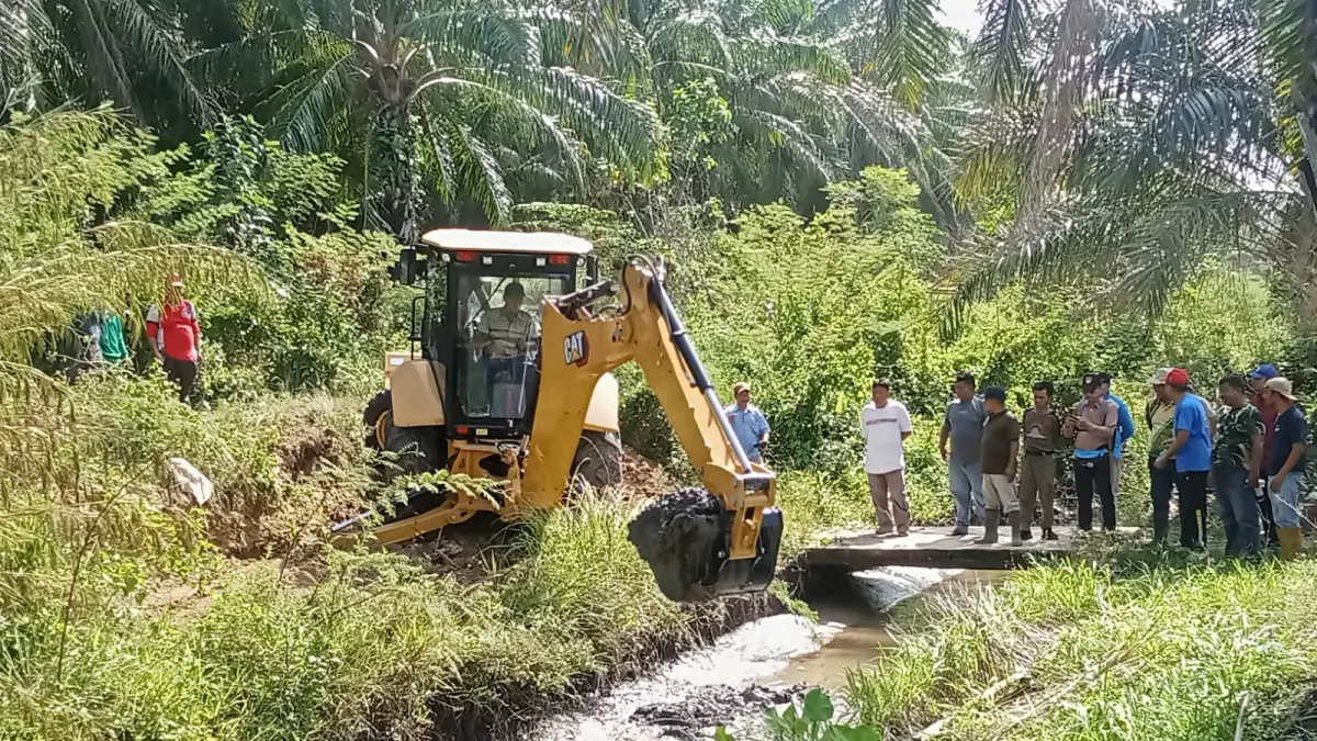  Gotong royong  pemkab Paluta dan masyarakat bersihkan saluran irigasi, Minggu  30 Agustus 2026. (Mitra Harahap/Sumut Pos)