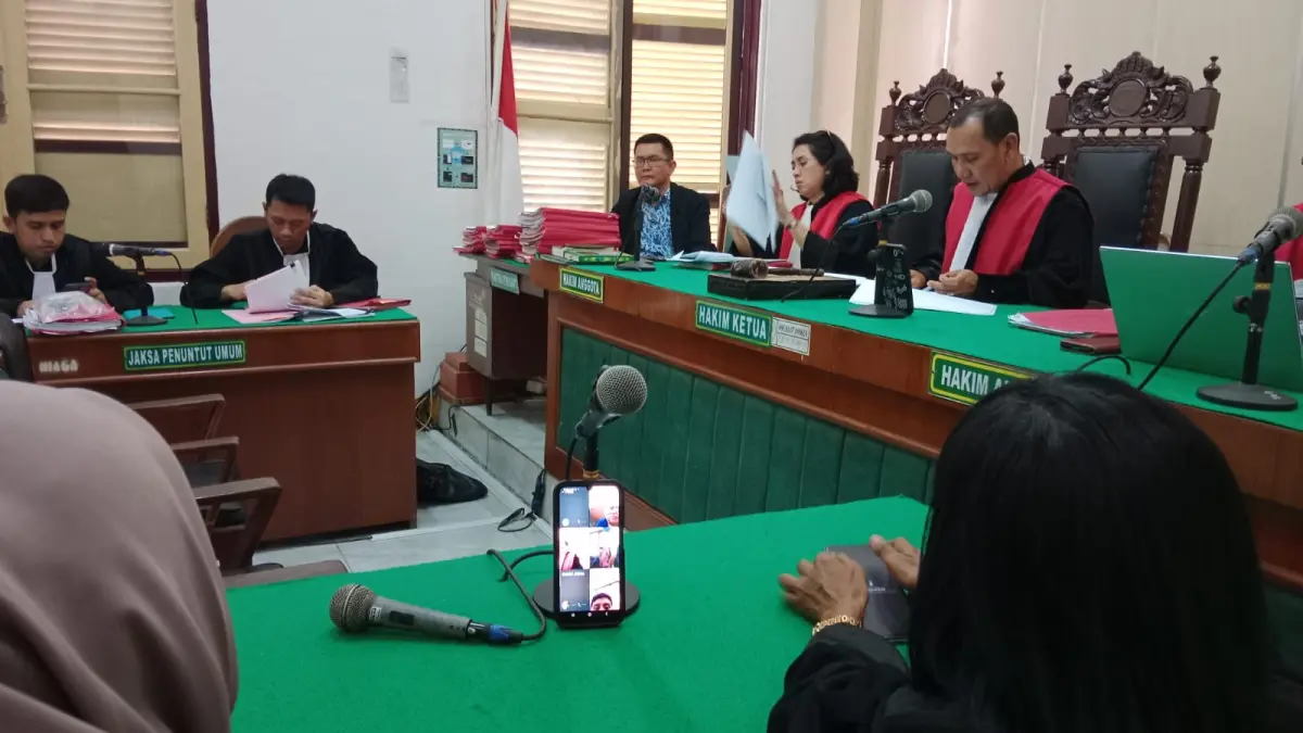  Hakim PN Medan saat menyidangkan terdakwa kurir sabu asal Riau secara virtual. (Dok: Gusman/Sumut Pos)