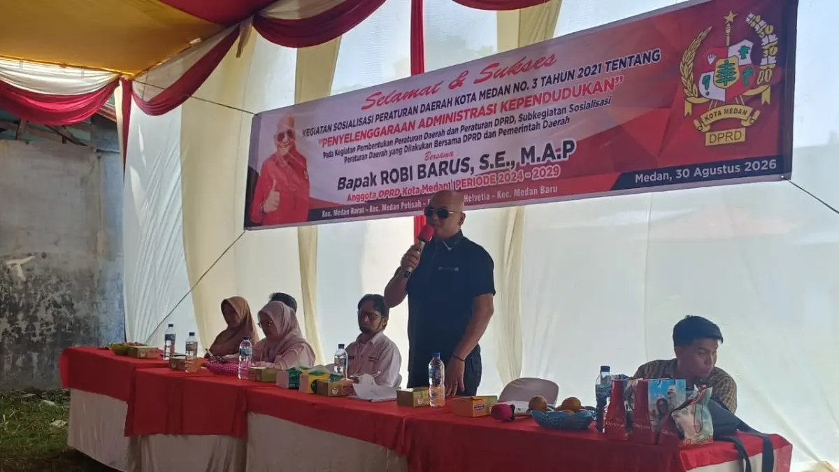 
Ketua Fraksi PDI-P DPRD Medan, Robi Barus SE M.AP menggelar Sosialisasi Perda Kota Medan No.3 Tahun 2024 di Jalan Keluarga, Kelurahan Tanjunggusta, Kecamatan Medan Helvetia, Minggu (30/8/2026) sore.  (Markus Pasaribu/Sumut Pos) 