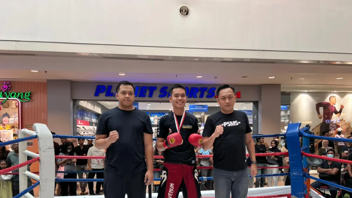 Ketua Umum KONI Medan, Aswindy Fachrizal (kanan) menyerahkan medali kepada atlet yang meraih juara di kategori U-16 MCC di Atrium Plaza Medan Fair, Minggu (30/8/2026). (Dok KONI Medan)