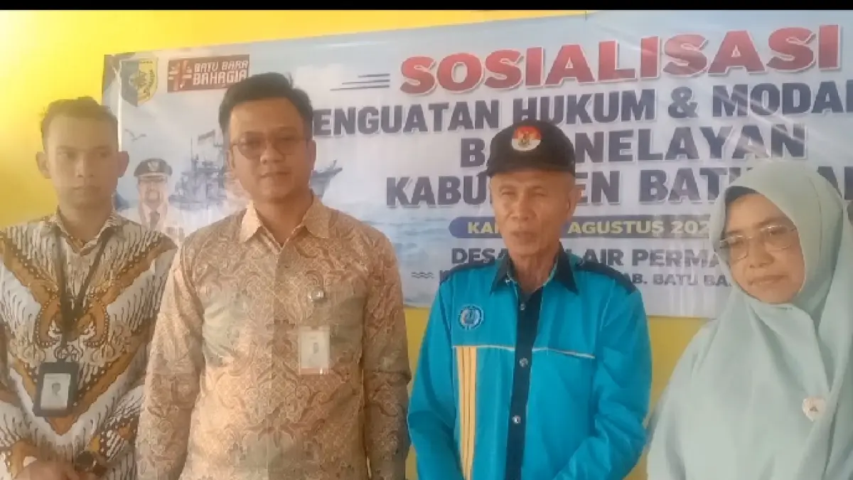  Ketua DPD PNSI Batubara, Ir Azwar Hamid MSc,, Nurainun  Dinas Koperasi dan  UMKM Kab. Batubara, Ka.Unit Bank Sumut Tanjung Tiram  Suma Syafwan Arif Sinaga dan Head Officer Bank Sumut Ahmad Syiddiqi usai  sosialisasi   bertajuk Penguatan Hukum dan modal  Usaha bagi Masyarakat Nelayan  di Aula Balai Desa Tali Air Permai, Kecamatan Nibung Hangus, Batubara, Kamis (27/8/2026). (Foto Liberti H Haloho/Sumut Pos)