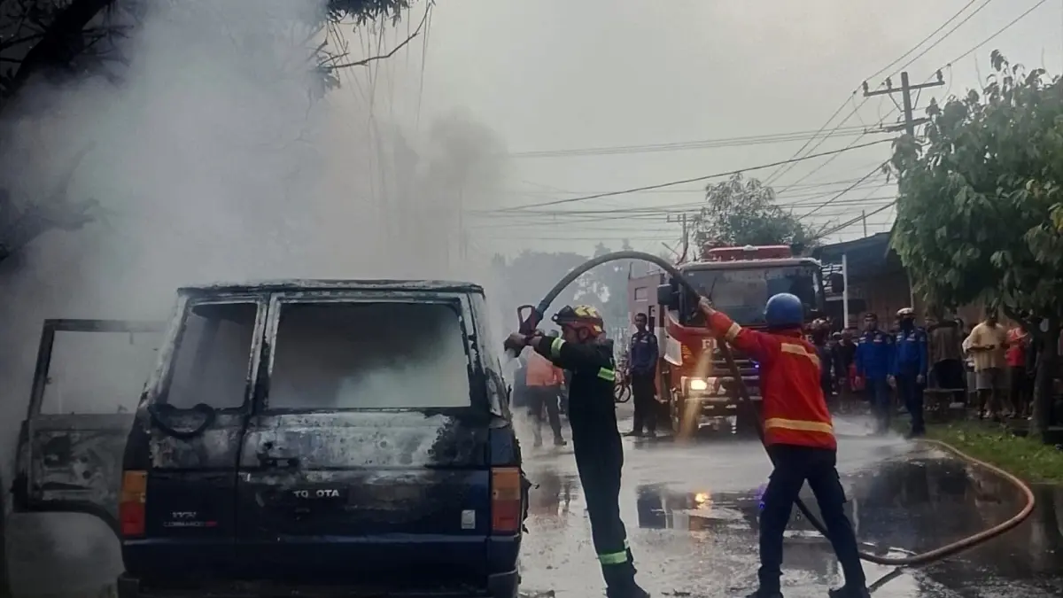 
Pemadam kebakaran saat berusaha memadamkan Toyota Kijang Komando yang terbakar tiba-tiba saat melintas di Jalan Pangeran Diponegoro, Binjai Selatan. (Foto dari masyarakat/Sumut Pos)