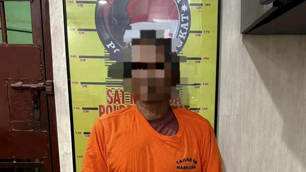 
Tersangka saat dibawa ke Satresnarkoba Polres Langkat guna kepentingan penyidikan lebih lanjut. (Foto dari Humas Polres Langkat/Sumut Pos)