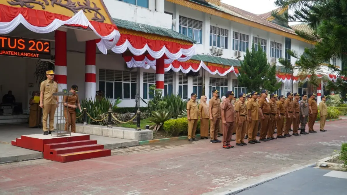 
Apel jajaran ASN Langkat dengan seruan untuk mendorong dapat adaptif hadapi transformasi digital. (Diskominfo Langkat/Sumut Pos)