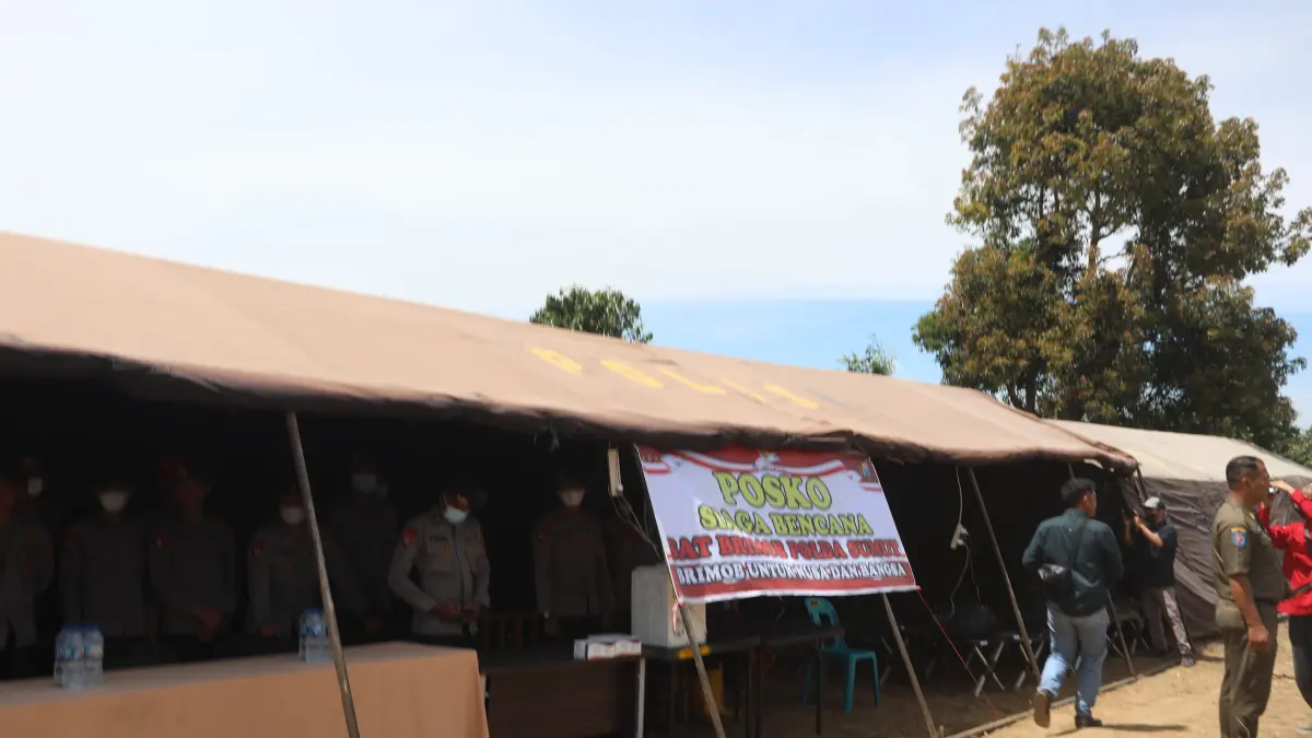 BRIMOB: Personel Brimob Polda Sumut dikerahkan ke Karo bantu masyarakat terdampak erupsi Gunung Sinabung. (Dok: Polda Sumut)
