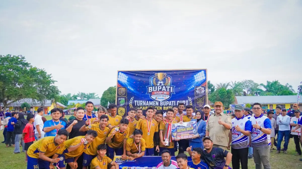 Bupati Batu Bara, Dr. H. Baharuddin Siagian, S.H., M.Si., C.L.A., secara resmi menutup Turnamen Sepak Bola Bupati Cup II Tahun 2026 yang berlangsung di Lapangan Sepak Bola Dusun V, Desa Sei Balai, Kecamatan Sei Balai, Senin (31/8/2026).Foto..(Komimfo.Batubara)