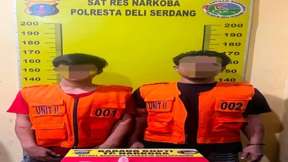 Dua pria warga Desa Paluh Sibaji, Kecamatan Pantai Labu, R alias A dan AH ditahan karena kepemilikan sabu seberat 153 gram.(Batara/sumut Pos)
