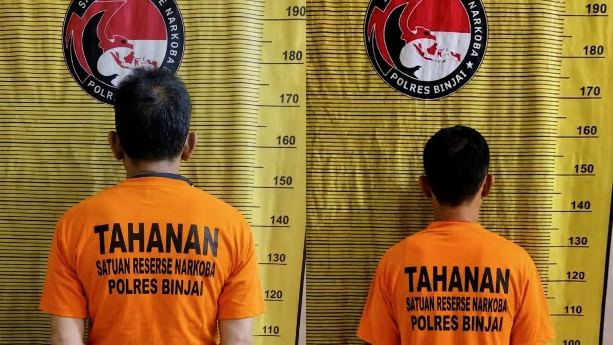 
Dua tersangka yang diamankan Satresnarkoba Polres Binjai dengan barang bukti sabu hampir 3 gram. (Humas Polres Binjai/Sumut Pos)