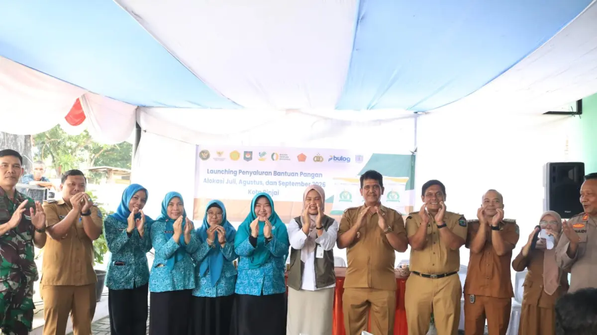 
Foto bersama jajaran Pemko Binjai sebelum menyerahkan bantuan pangan beras kepada penerima manfaat di Kelurahan Tangsi. (Diskominfo Binjai/Sumut Pos)