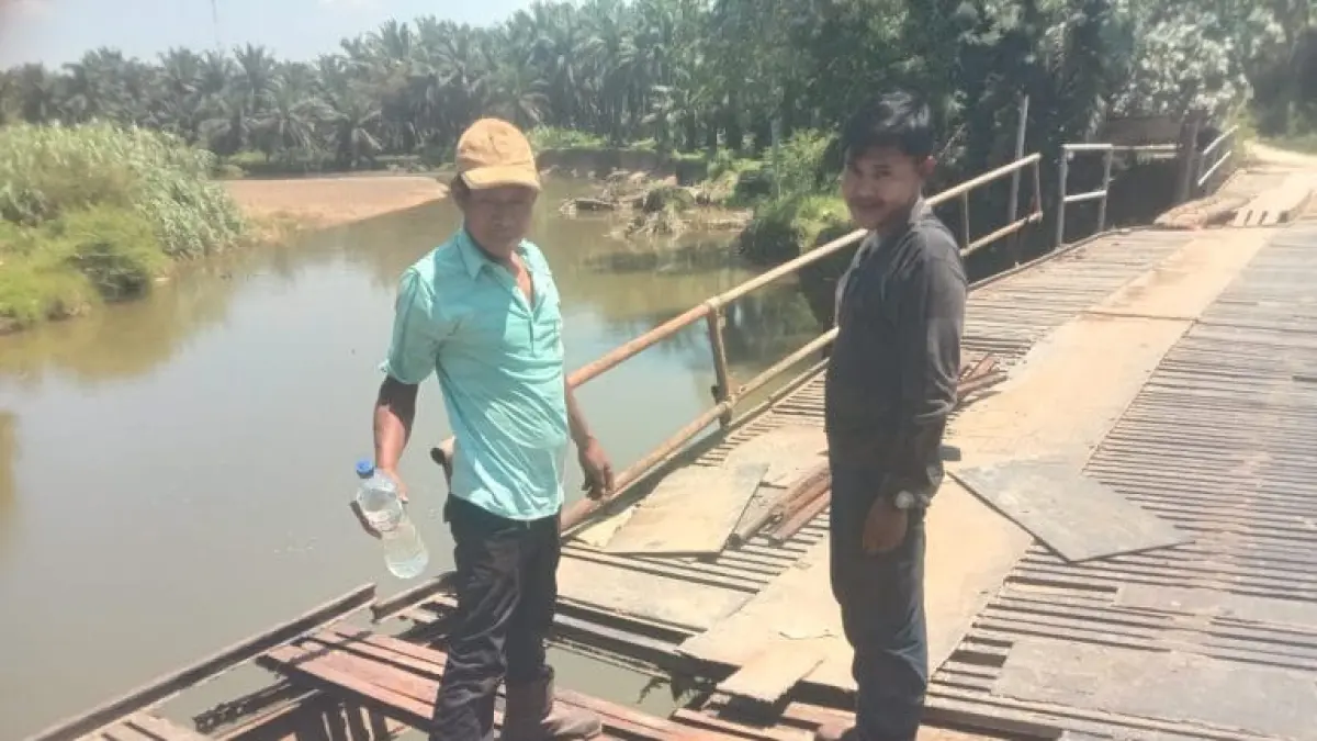 Jembatan Conoko miring dan retak, akses Vital Hutaraja Tinggu - Sosa Timur terancam putus. (Mitra Harahap/Sumut Pos)