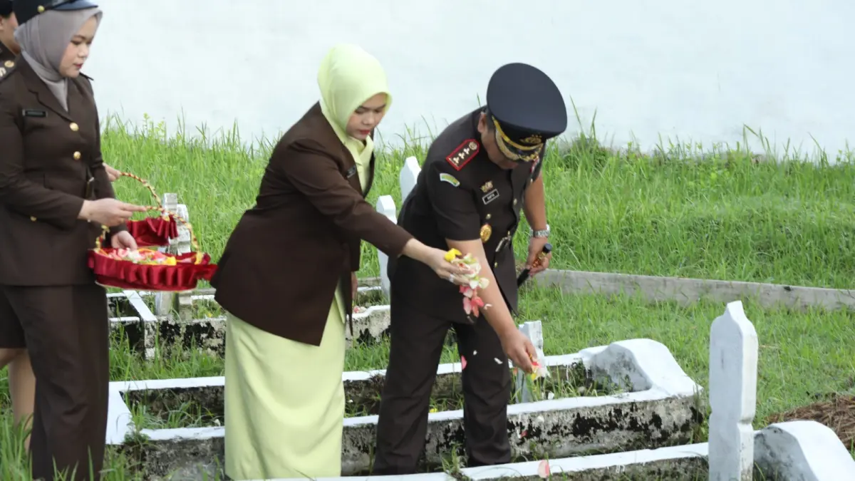 Kajari Deliserdang Sapta Putra saat berziarah dimakam pahlawan Lubukpakam. (Batara/sumut Pos)