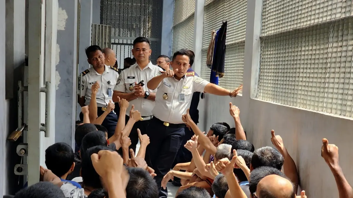 
Kalapas Binjai, Mochamad Mukaffi saat melakukan kontrol blok hunian dan berkomunikasi dengan wargabinaan. (Humas Lapas Binjai/Sumut Pos)