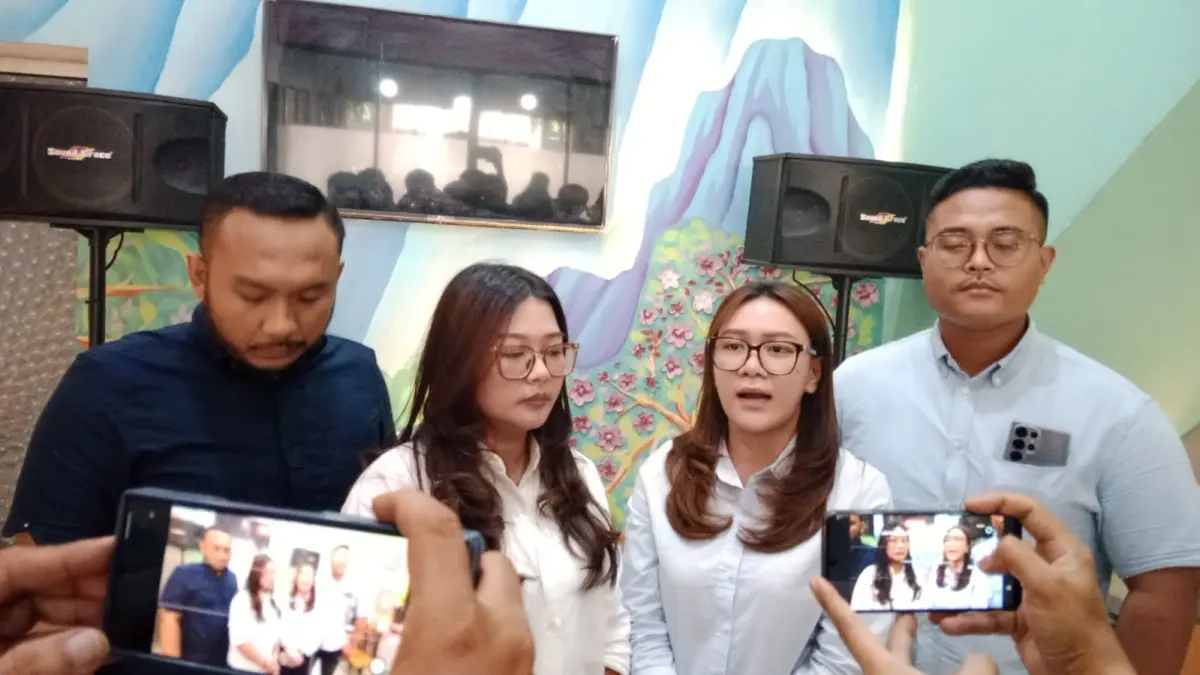 KETERANGAN: Naomi Harefa didampingi tim kuasa hukum keluarga memberikan keterangan terkait kematian Winda, Senin (31/8/2026) sore. (Dok: Gusman/Sumut Pos)

