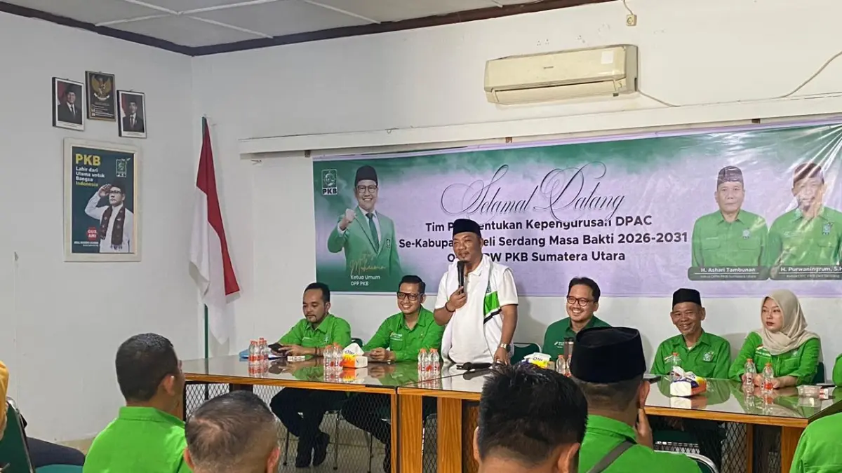 Ketua DPC atau Tanfidz PKB Kabupaten Deliserdang H. Purwaningrum, SH didampingi Sekretaris Tanfidz PKB Deliserdang Dr. Mhd. Hasan Elkholqiyah, SH., MH memimpin rapat pembentukan DPAC PKB se-Deliserdang. (Batara/Sumut Pos)