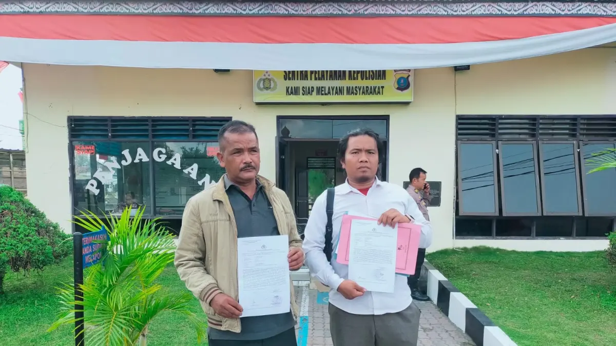 LAPOR: Kuasa Hukum, Hendro Sihaloho serta korban, Hotbios Silaban melaporkan okn Perangkat Desa Gunung Meriah berinisial LS ke Polres Dairi duagaan tindak pidana pengancaman dan penganiayaan. (RUDY SITANGGANG/SUMUT PO).