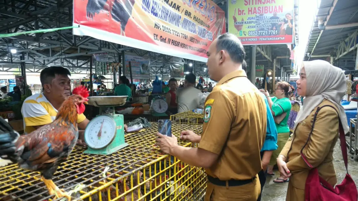 Pedagang ayam di Pasar Horas memberikan penjelasan soal harga ayam kepada tim dari Pemko Pematangsiantar. (Pra Evasi/Sumut Pos)