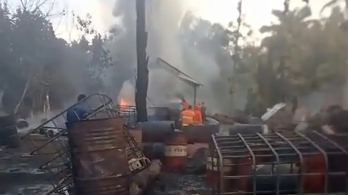
Pemadam kebakaran saat berupaya menjinakkan api yang melahap dapur minyak ilegal di Gebang, Langkat. (Foto dari masyarakat/Sumut Pos)