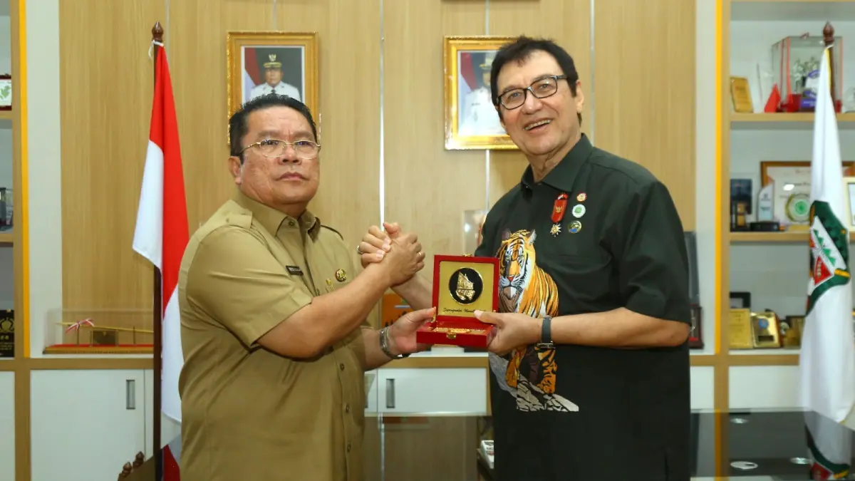 Pimpinan PT Unitwin Indonesia Dr H Rahmat Shah foto bersama dengan Walikota Pematangsiantar Wesly Silalahi. (Kominfo Pematangsiantar)