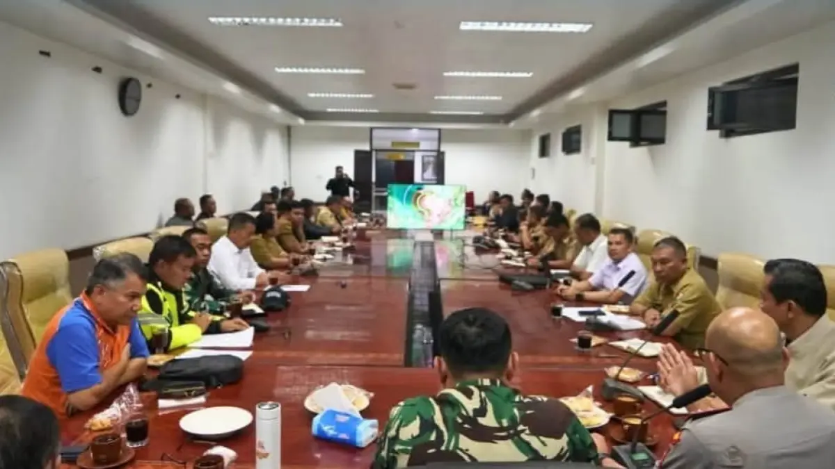 RAPAT: Forkopimda menggelar rapat gabungan penanganan erupsi Gunung Sinabung. (Solideo/Sumut Pos)