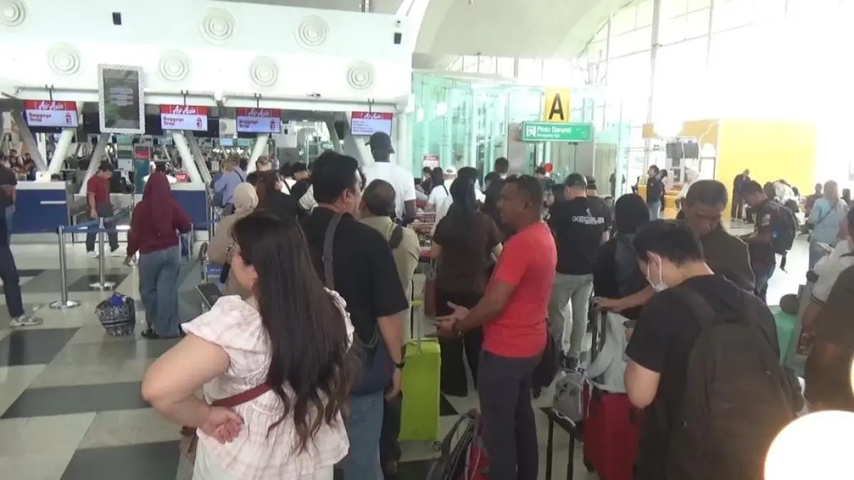 Sejumlah calon penumpang sedang melakukan cek in di konter maspakai di Bandara Kualanamu, Selasa (1/9/2026).(Batara/Sumut Pos)