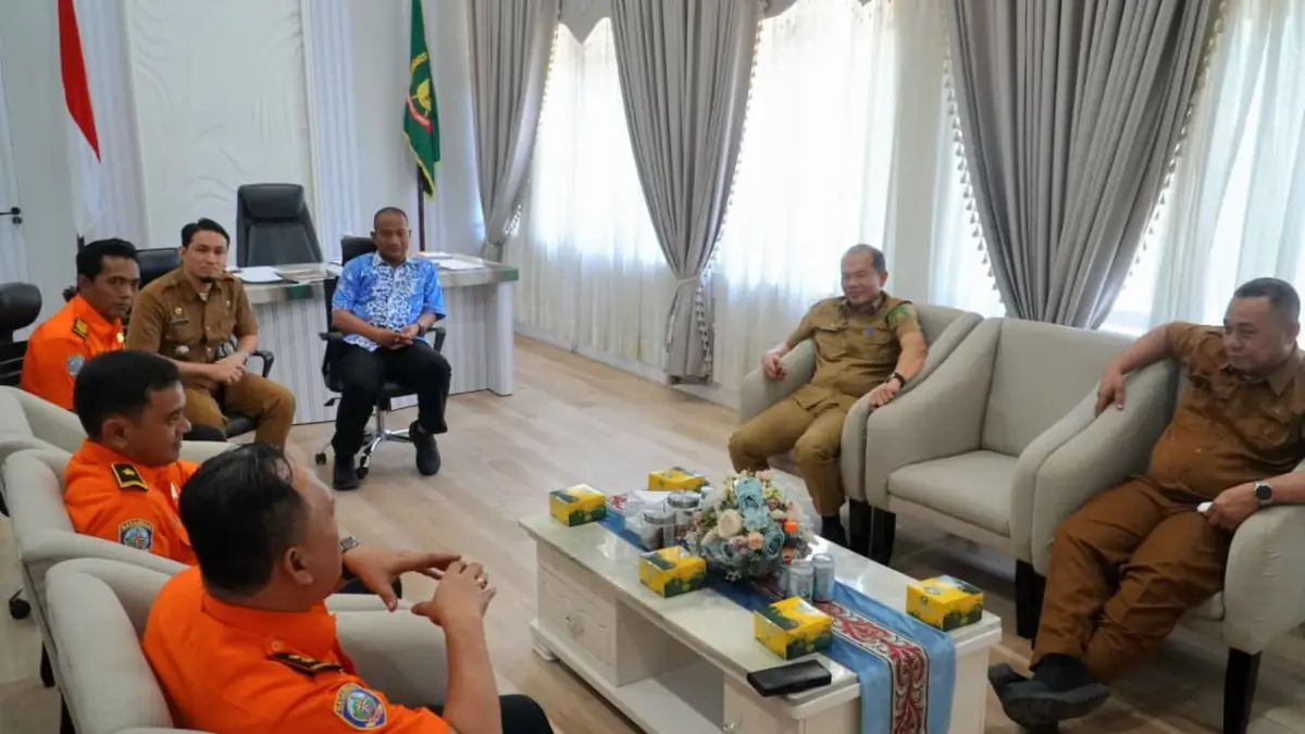 
Sekda Langkat, Amril saat menerima audiensi Basarnas Medan dengan membahas pembentukan kampung rescue. (Diskominfo Langkat/Sumut Pos)
