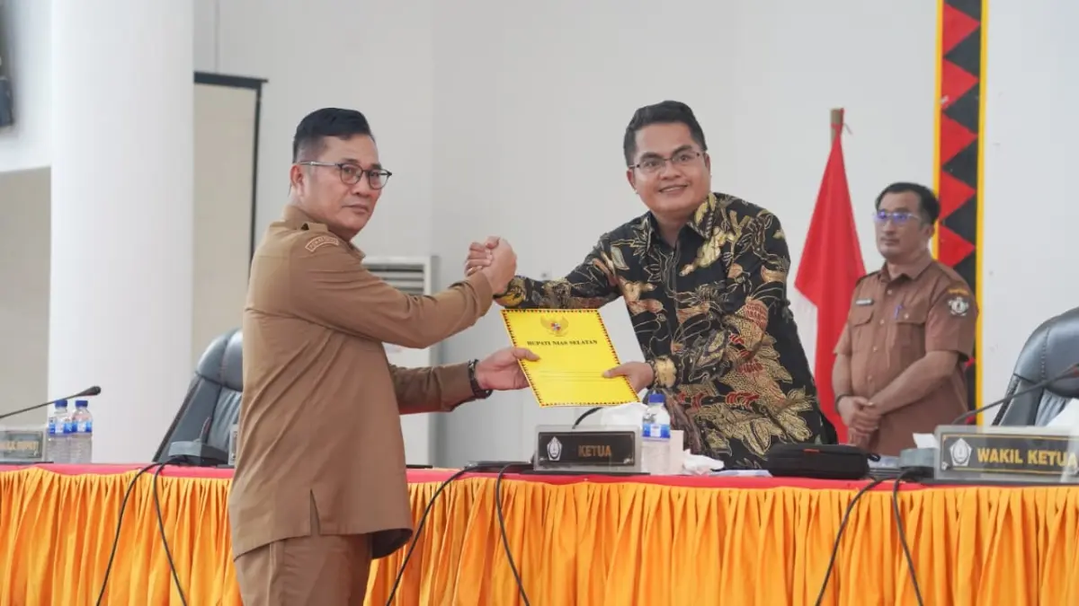 SERAHKAN : Bupati Nisel Sokhiatulo Laia pada saat menyerahkan nota jawaban Bupati Nisel Sokhiatulo Laia kepada Ketua DPRD Elisati Halawa. (Eriusman Duha/Sumut Pos)
