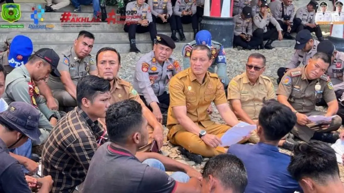  Wakil Bupati Palas, Ahmad Fauzan Nasution menemui massa yang datang berunjukrasa terkait konflik lahan, Senin 31 Agustus 2026. (Mitra Harahap/Sumut Pos)