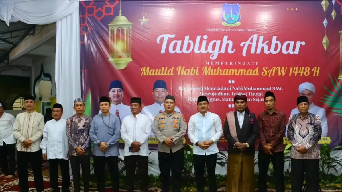 Wali Kota Tebingtinggi  H.Iman Irdian Saragih, bersama wakapolres Tebingtinggi ,Kompol  Muhammad Haris Sihite,Dan jajaran tokoh agama berfoto bersama usai menghadiri Tabligh Akbar dalam rangka memperingati Maulid Nabi Muhammad SAW 1448 H di Masjid Al Muttaqin, Jalan S.M. Raja, Kelurahan Bandar Sono, Selasa malam (1/9/2026). (Azan Purba/Sumut Pos)