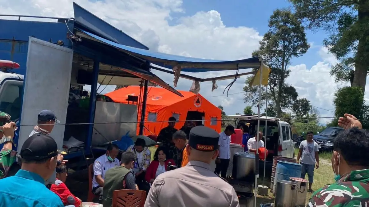 DAPUR: Kapolres Karo turun ke lokasi pengungsian untuk mamastikan kebutuhan warga terdampak erupsi Sinabung. (Solideo/Sumut Pos)