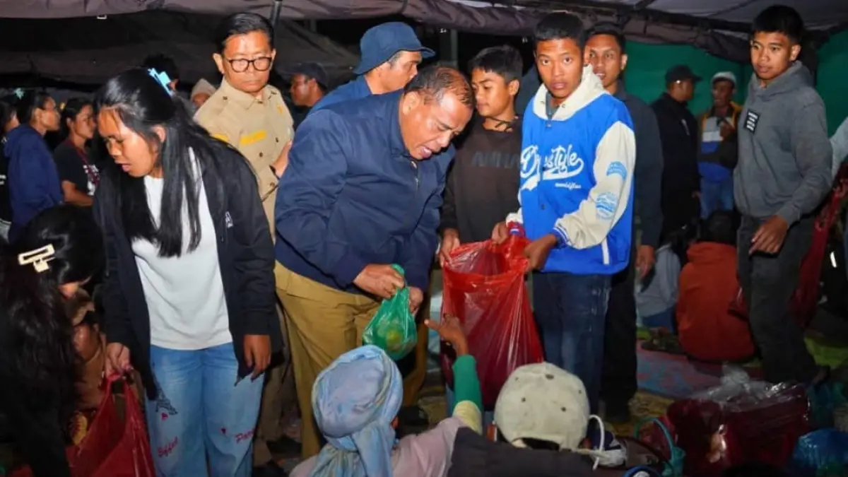 EVAKUASI: Bupati dan Forkopimda makan malam bersama warga Kuta Tengah yang telah dievakuasi. (Solideo/Sumut Pos)